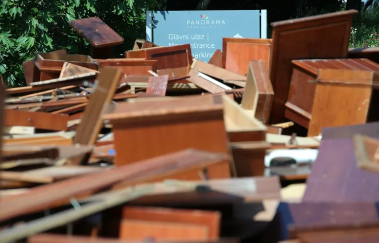Ispred hotela Panorama pažnju Zagrepčana privlači razbacani stari namje&scaron;taj