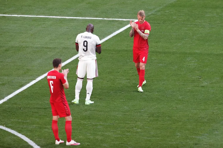 Pogledajte kako su Danci i Belgijanci zajedno usred utakmice iskazali podršku Christianu Eriksenu