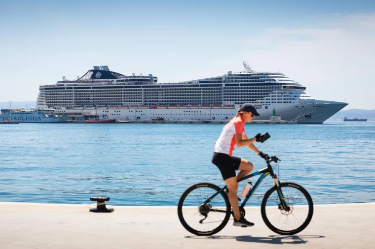 Najveći kruzer dosad uplovio u Split: Iz luksuznog kruzera na Rivu i Dioklecijana gleda 1 000 putnika i 850 članova posade