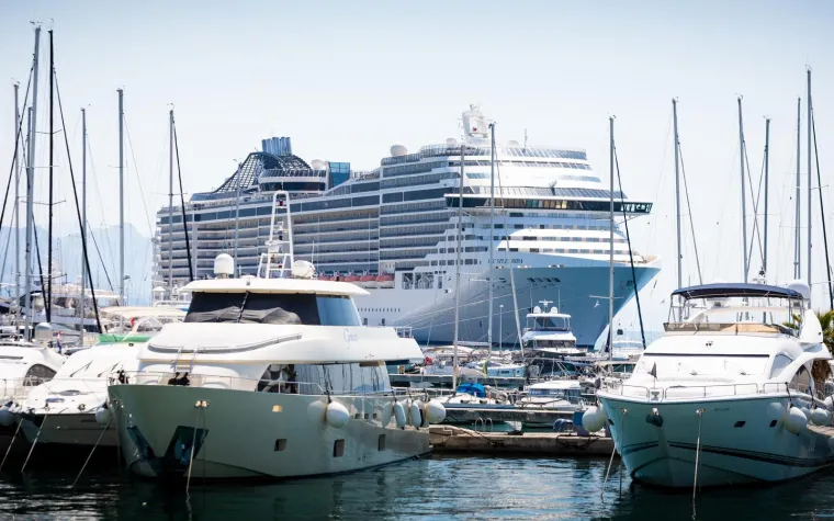 Najveći kruzer dosad uplovio u Split: Iz luksuznog kruzera na Rivu i Dioklecijana gleda 1 000 putnika i 850 članova posade