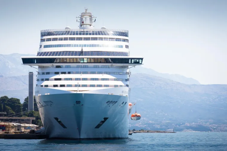 Najveći kruzer dosad uplovio u Split: Iz luksuznog kruzera na Rivu i Dioklecijana gleda 1 000 putnika i 850 članova posade