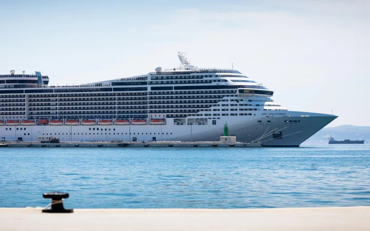 Najveći kruzer dosad uplovio u Split: Iz luksuznog kruzera na Rivu i Dioklecijana gleda 1 000 putnika i 850 članova posade