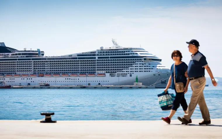 Najveći kruzer dosad uplovio u Split: Iz luksuznog kruzera na Rivu i Dioklecijana gleda 1 000 putnika i 850 članova posade