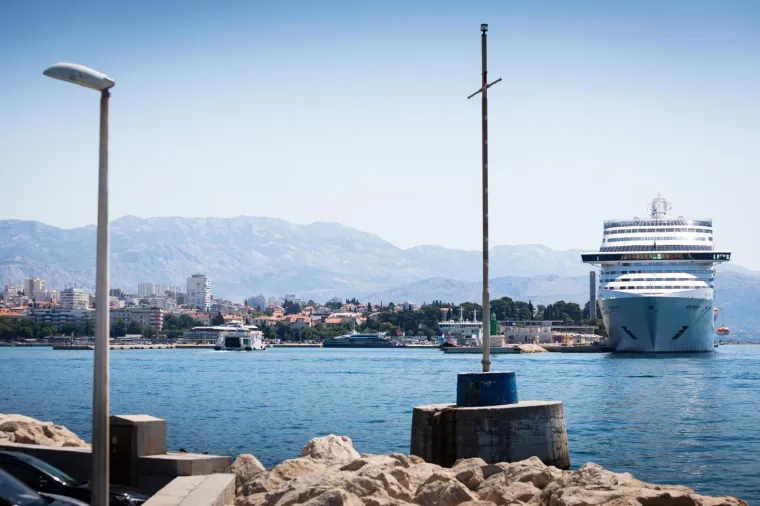 Najveći kruzer dosad uplovio u Split: Iz luksuznog kruzera na Rivu i Dioklecijana gleda 1 000 putnika i 850 članova posade