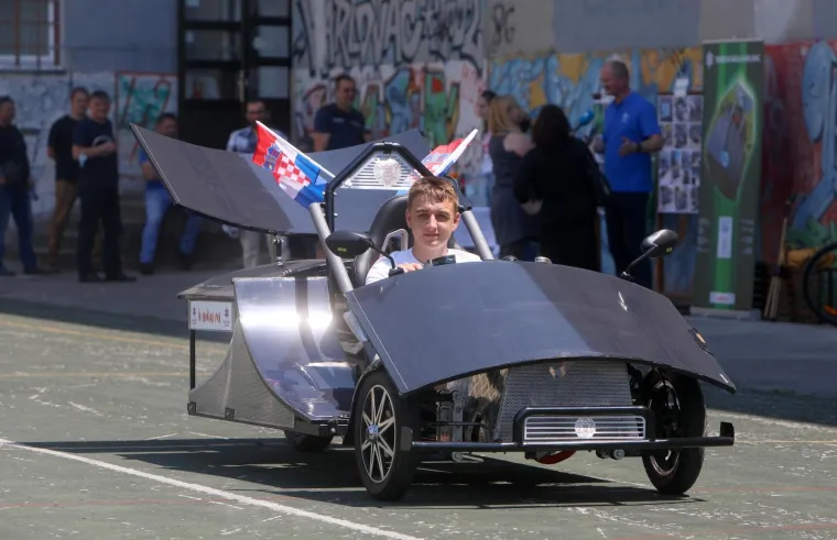 Za 60.000 kn možete kupiti trkaći električni automobil mladih Karlovčana: Iza svega, krije se jedan detalj