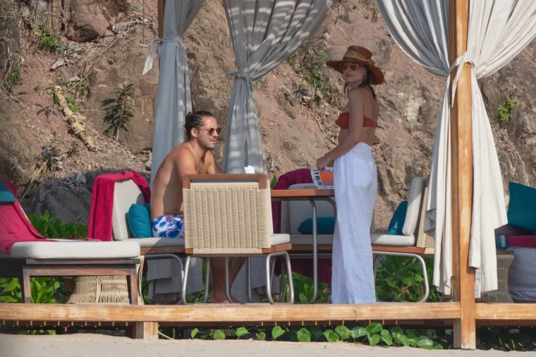 Snimili su je u intimnim trenucima s mužem, a nisu je &scaron;tedjeli ni kad je solo pro&scaron;etala u badiću