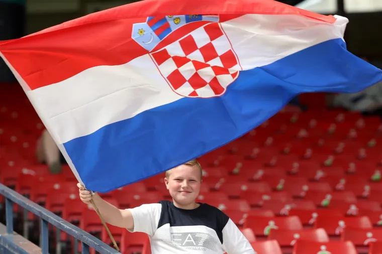 Navijači stigli na tribine, Vatreni će imati minimalnu podr&scaron;ku protiv Če&scaron;ke