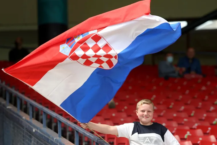 Navijači stigli na tribine, Vatreni će imati minimalnu podr&scaron;ku protiv Če&scaron;ke