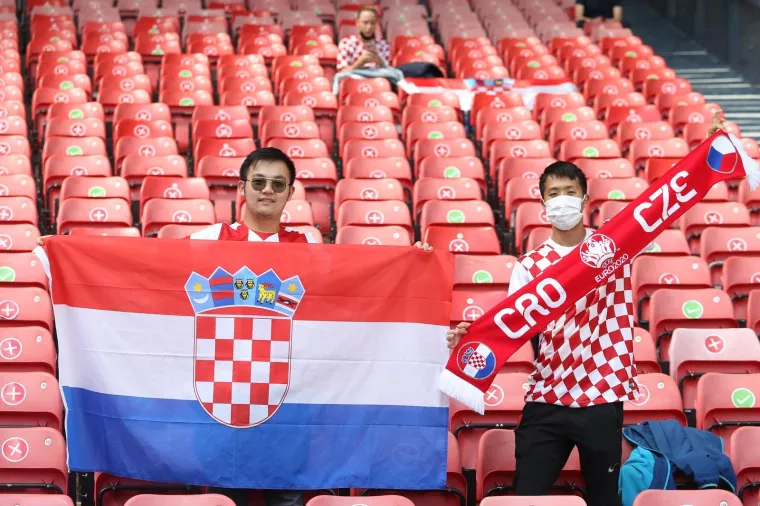 Navijači stigli na tribine, Vatreni će imati minimalnu podr&scaron;ku protiv Če&scaron;ke