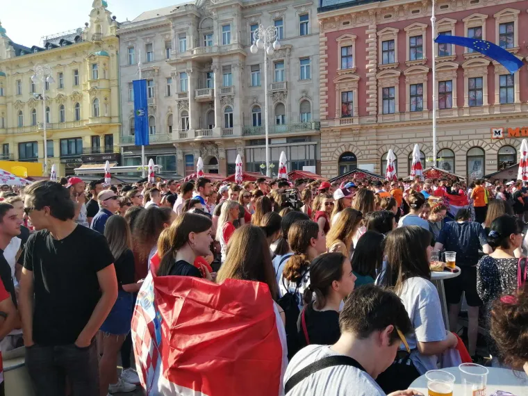 Glavni zagrebački trg bio je krcat za vrijeme utakmice Hrvatske i Če&scaron;ke