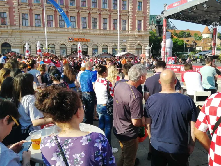 Glavni zagrebački trg bio je krcat za vrijeme utakmice Hrvatske i Če&scaron;ke