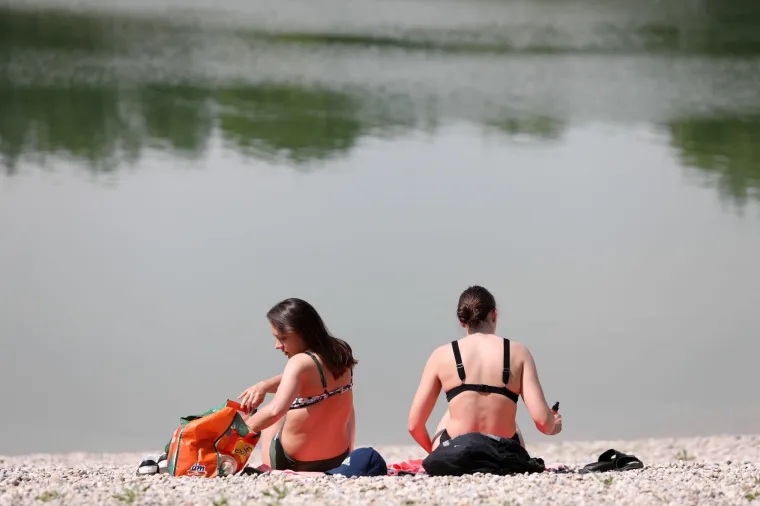 Dok Zagrepčani traže osvježenje na jezeru Bundek, Splićani uživaju u moru