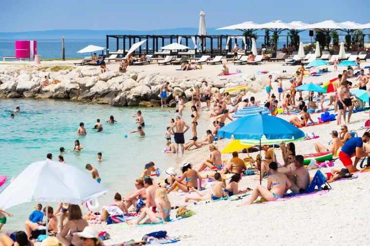 Dok Zagrepčani traže osvježenje na jezeru Bundek, Splićani uživaju u moru