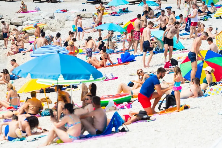 Dok Zagrepčani traže osvježenje na jezeru Bundek, Splićani uživaju u moru