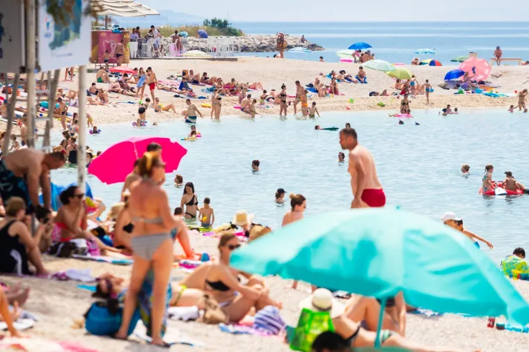 Dok Zagrepčani traže osvježenje na jezeru Bundek, Splićani uživaju u moru