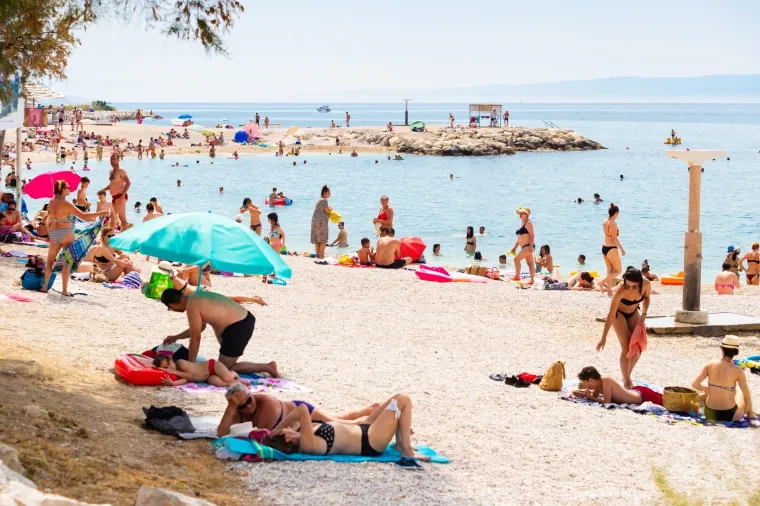 Dok Zagrepčani traže osvježenje na jezeru Bundek, Splićani uživaju u moru