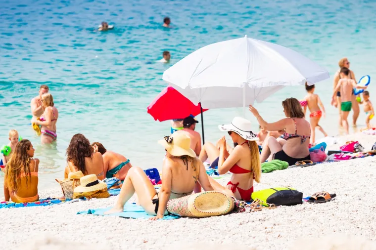 Dok Zagrepčani traže osvježenje na jezeru Bundek, Splićani uživaju u moru