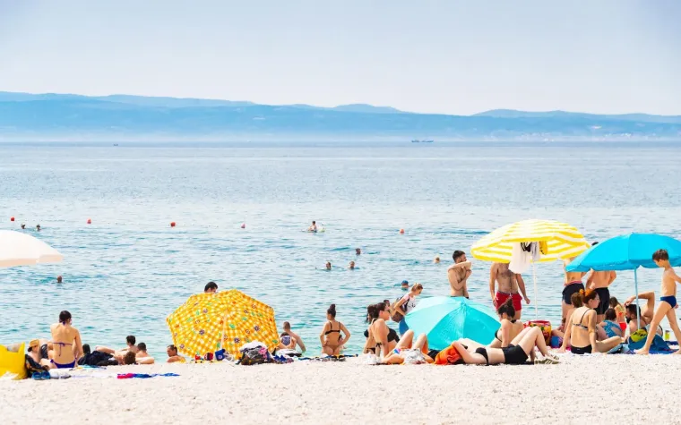 Dok Zagrepčani traže osvježenje na jezeru Bundek, Splićani uživaju u moru