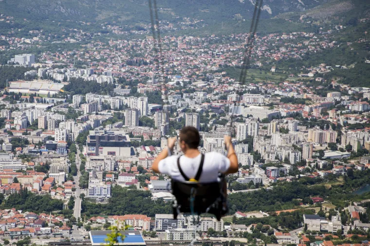 Mostar ima novi zipline, skywalk, ali i najveću ljuljačku u BiH