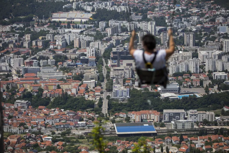 Mostar ima novi zipline, skywalk, ali i najveću ljuljačku u BiH