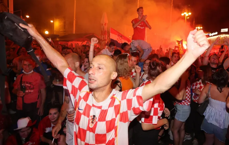 Ludnica nakon pobjede Hrvatske! Navijači diljem zemlje slave plasman u osminu finala