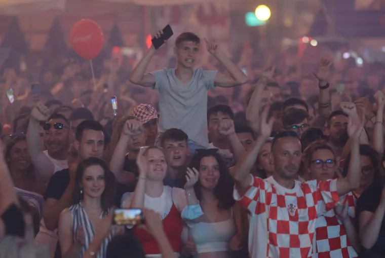 Ludnica nakon pobjede Hrvatske! Navijači diljem zemlje slave plasman u osminu finala