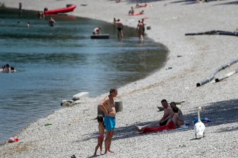 Hrvatska se prži: Pogledajte kako su se građani poku&scaron;ali rashladiti na sve načine
