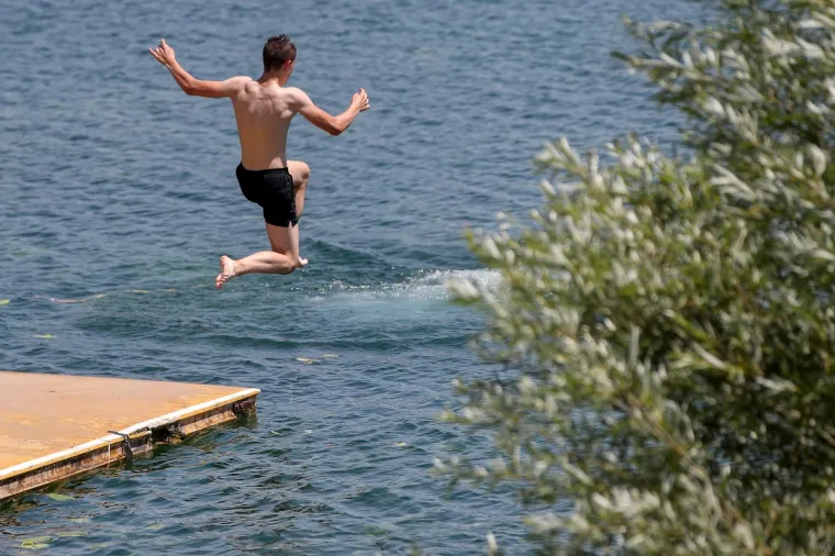 Hrvatska se prži: Pogledajte kako su se građani poku&scaron;ali rashladiti na sve načine