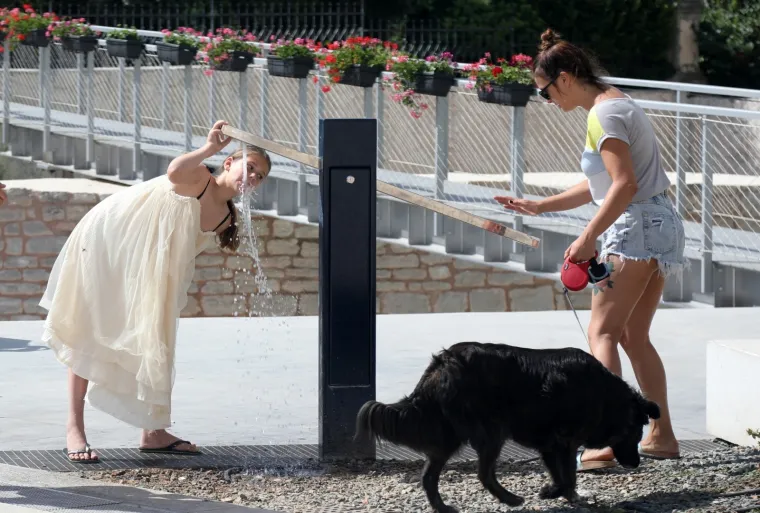 Hrvatska se prži: Pogledajte kako su se građani poku&scaron;ali rashladiti na sve načine