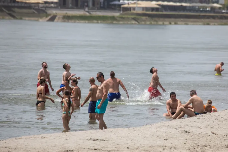 Hrvatska se prži: Pogledajte kako su se građani poku&scaron;ali rashladiti na sve načine