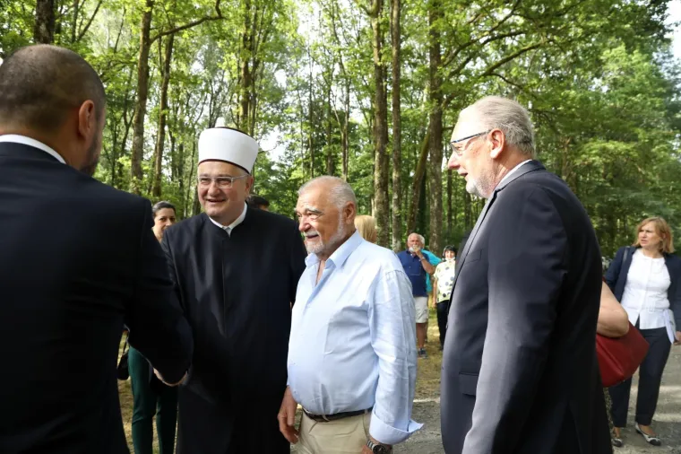 Milanović i Plenković zajedno na obilježavanju Dana antifašističke borbe. Nazočili su visoki dužnosnici Vlade RH, premijer Andrej Plenković, predsjednik RH Zoran Milanović te župan sisačko-moslavačke županije Ivan Celjak i gradonačelnica Siska Kristina Ikić Baniček.