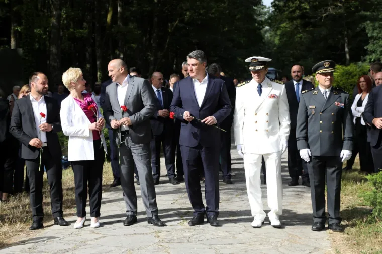 Milanović i Plenković zajedno na obilježavanju Dana antifašističke borbe. Nazočili su visoki dužnosnici Vlade RH, premijer Andrej Plenković, predsjednik RH Zoran Milanović te župan sisačko-moslavačke županije Ivan Celjak i gradonačelnica Siska Kristina Ikić Baniček.