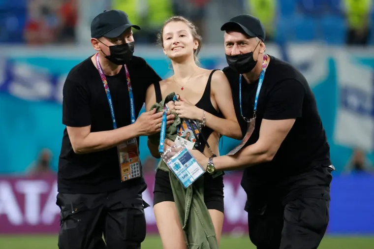 Zgodna brineta je na teren istrčala oskudno odjevena, zbog čega je na sebe privukla veliku pažnju cijelog svijeta. Nakon što je utrčala na travnjak, uspjela je stići do centra igrališta prije no što ju je osiguranje zaustavlo i ispratilo s terena.
