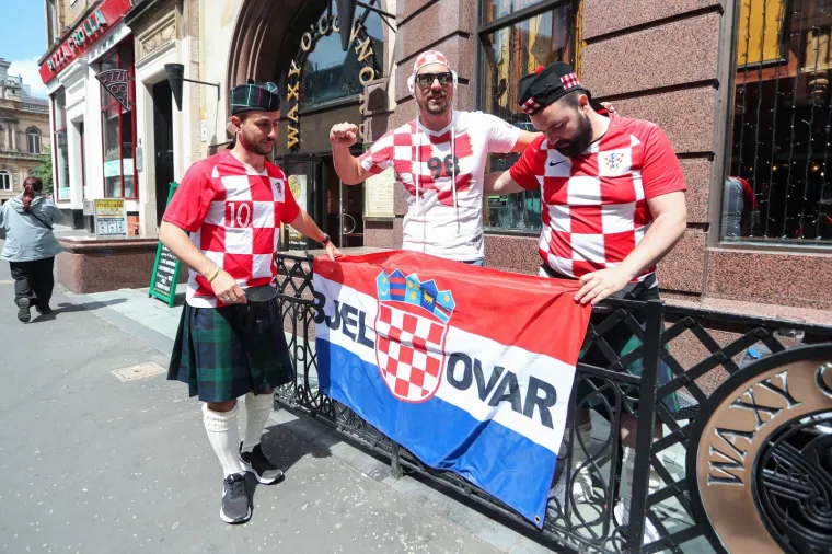 Hrvatski navijači u Glasgowu uoči utakmice 3. kola u skupini E na Europskom prvenstvu između Hrvatske i &Scaron;kotske