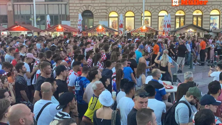 Pogledajte prizore iz centra Zagreba, tisuće navijača na Trgu bodri Modrića i dru&scaron;tvo