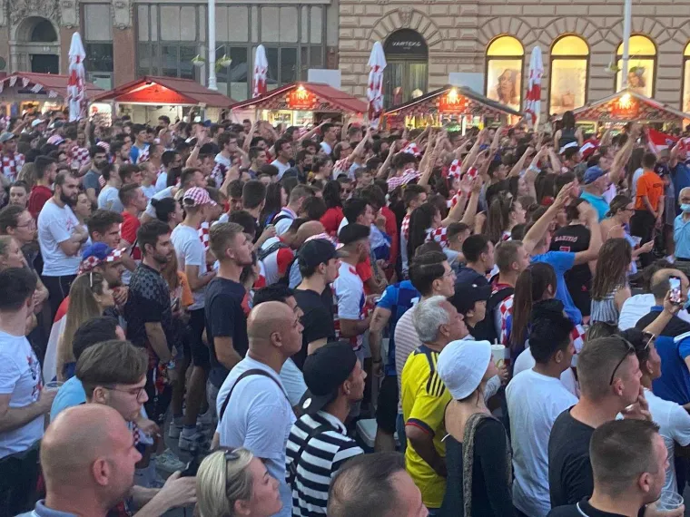 Pogledajte prizore iz centra Zagreba, tisuće navijača na Trgu bodri Modrića i dru&scaron;tvo