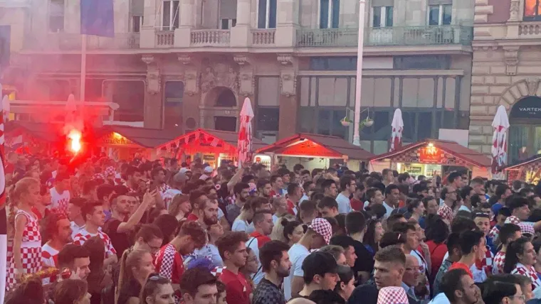 Pogledajte prizore iz centra Zagreba, tisuće navijača na Trgu bodri Modrića i dru&scaron;tvo