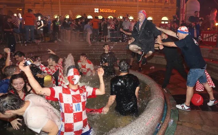 Pogledajte kako se slavila velika pobjeda Vatrenih na Trgu bana Jelačića: Poznata osoba iz svijeta biznisa privukla pozornost!