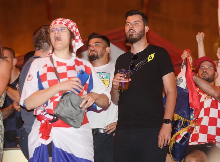 Pogledajte kako se slavila velika pobjeda Vatrenih na Trgu bana Jelačića: Poznata osoba iz svijeta biznisa privukla pozornost!