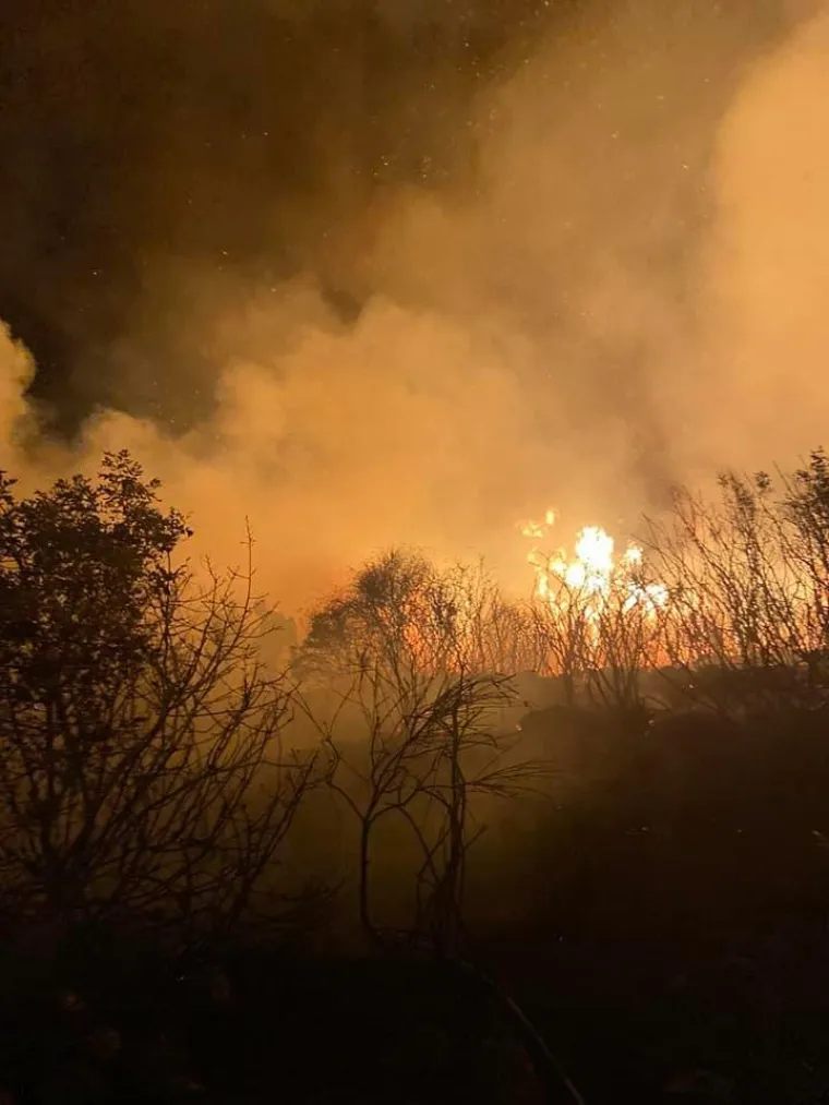 Požar u Župi Dubrovačkoj sinoć izbio požar: Buknuo je zbog nestručnog navijačkog rukovanja bakljama?
