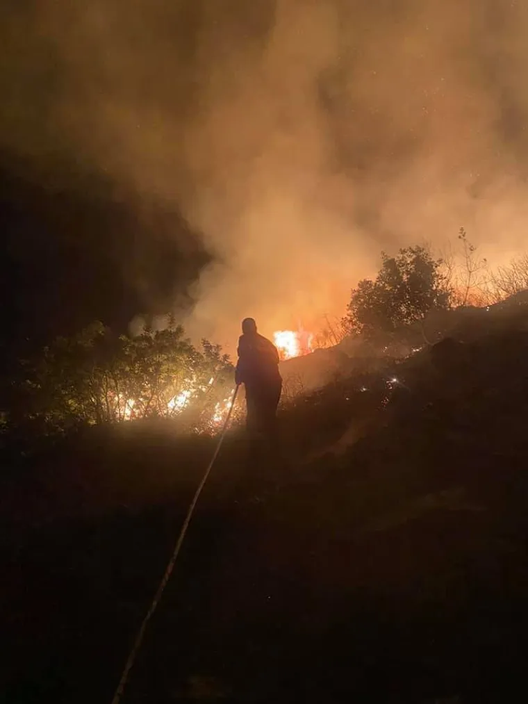 Požar u Župi Dubrovačkoj sinoć izbio požar: Buknuo je zbog nestručnog navijačkog rukovanja bakljama?