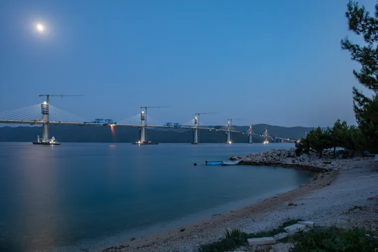 Zadnje rupe se mogu nabrojati na prste: Pogledajte kako danas izgleda gotovo zavr&scaron;en Pelje&scaron;ki most!