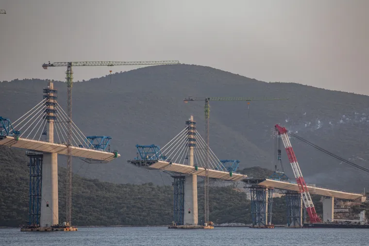 Zadnje rupe se mogu nabrojati na prste: Pogledajte kako danas izgleda gotovo zavr&scaron;en Pelje&scaron;ki most!