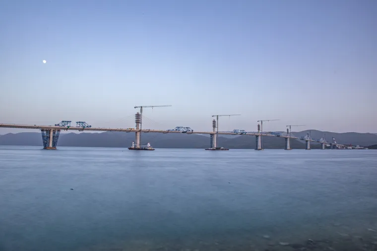 Zadnje rupe se mogu nabrojati na prste: Pogledajte kako danas izgleda gotovo zavr&scaron;en Pelje&scaron;ki most!