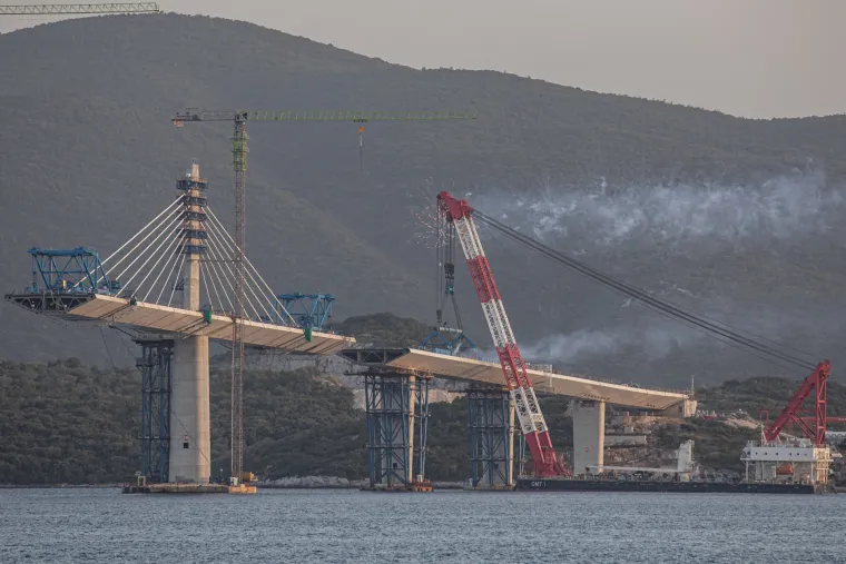 Zadnje rupe se mogu nabrojati na prste: Pogledajte kako danas izgleda gotovo zavr&scaron;en Pelje&scaron;ki most!