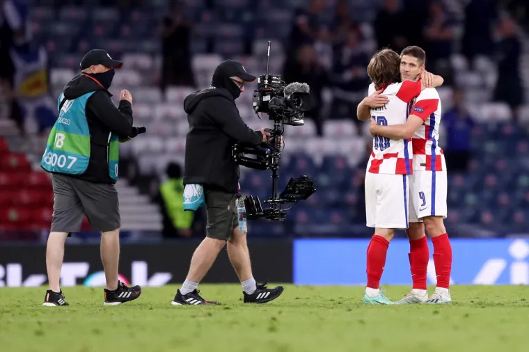 Modrić je na kraju utakmice pao na koljena. a onda poletio u zagrljaj Zlatku Daliću