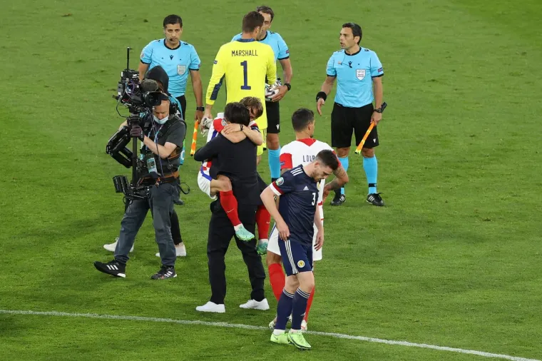 Modrić je na kraju utakmice pao na koljena. a onda poletio u zagrljaj Zlatku Daliću