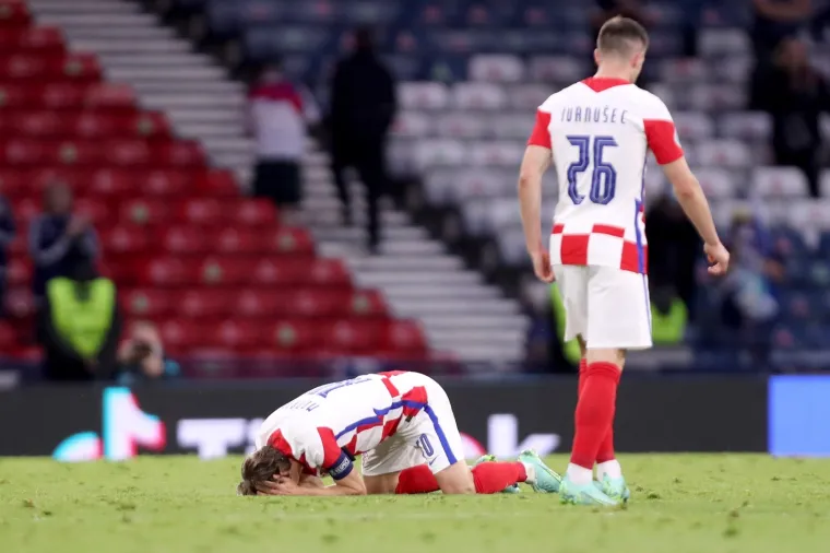 Modrić je na kraju utakmice pao na koljena. a onda poletio u zagrljaj Zlatku Daliću