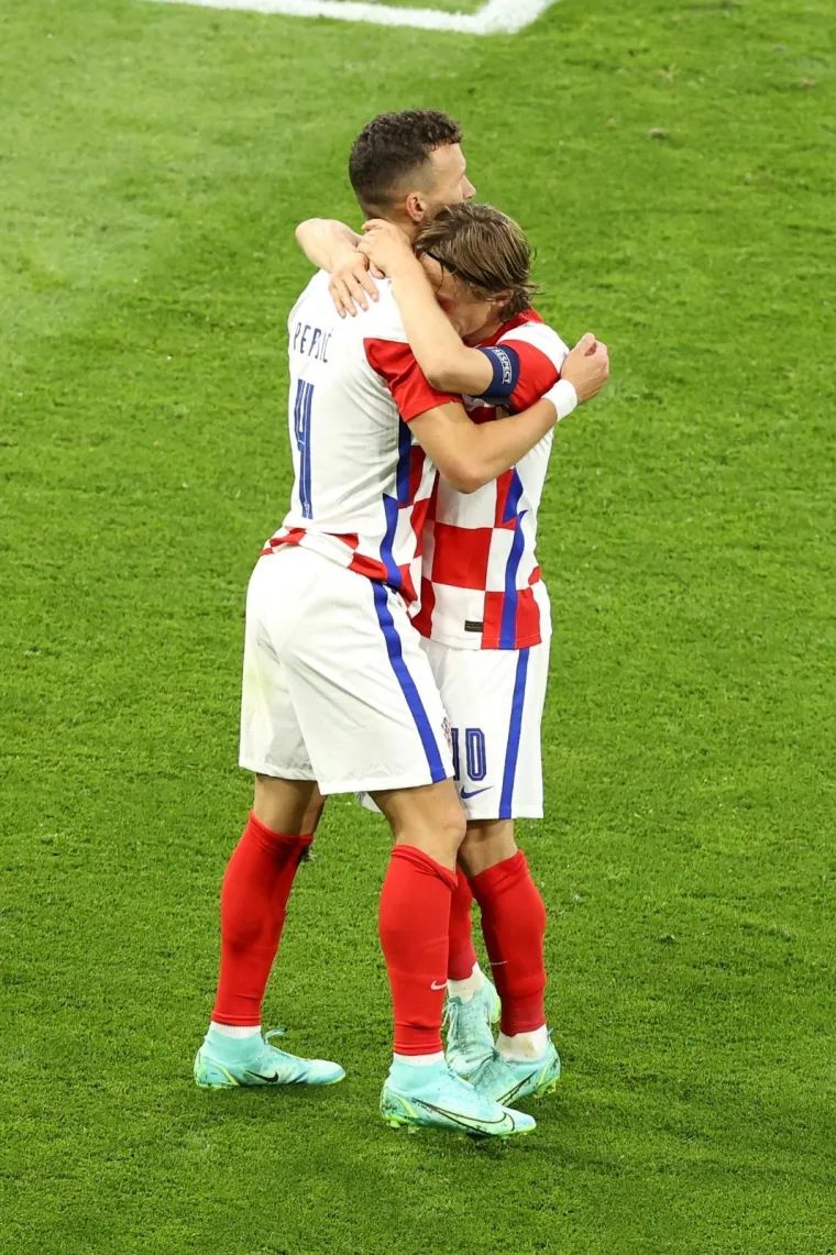 Modrić je na kraju utakmice pao na koljena. a onda poletio u zagrljaj Zlatku Daliću