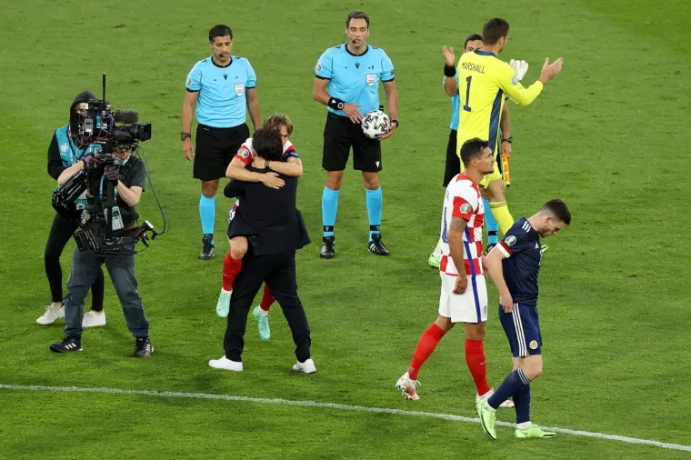 Modrić je na kraju utakmice pao na koljena. a onda poletio u zagrljaj Zlatku Daliću